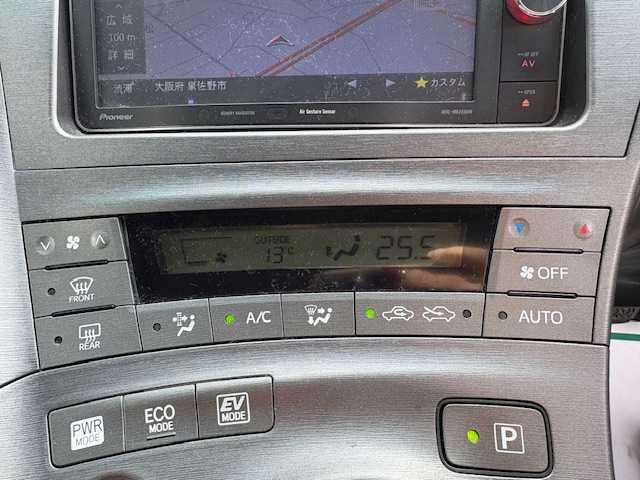 トヨタ プリウス S ツーリングセレクション 大阪府 2014(平26)年 11.9万km ホワイトパールクリスタルシャイン 社外ナビ(BT/CD/DVD/SD/フルセグ)/横滑り防止装置/盗難防止装置/オートライト/純正アルミホイール/純正フロアマット/ETC/プッシュスタートボタン/スペアキー×1/HIDヘッドライト