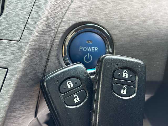 トヨタ プリウス S ツーリングセレクション 大阪府 2014(平26)年 11.9万km ホワイトパールクリスタルシャイン 社外ナビ(BT/CD/DVD/SD/フルセグ)/横滑り防止装置/盗難防止装置/オートライト/純正アルミホイール/純正フロアマット/ETC/プッシュスタートボタン/スペアキー×1/HIDヘッドライト