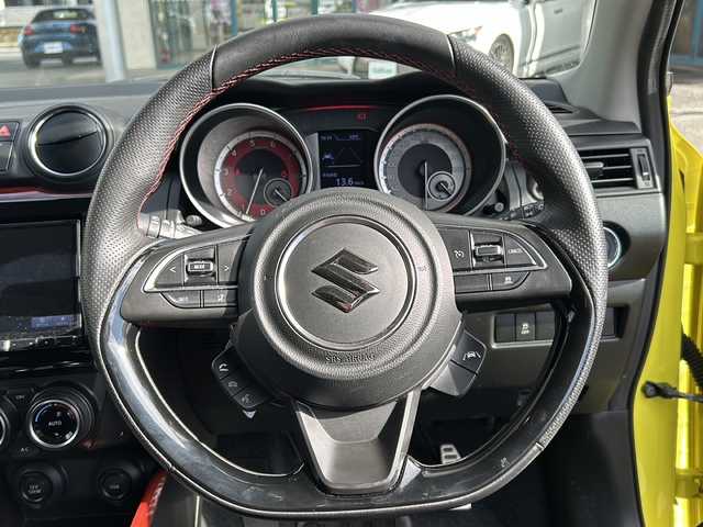 スズキ スイフト スポーツ セーフティPKG 愛知県 2019(平31)年 4.4万km チャンピオンイエロー 禁煙車/Carrozzeria社外ナビ/　AM/FM/HDMI/DISC/BT/USB/フルセグTV/HKSマフラー/純正フルエアロ/前後ドライブレコーダー/バック・全方位カメラ/レーンキープアシスト/追従機能付きクルーズコントロール/衝突被害軽減システム/横滑り防止装置/USB入力端子/ETC/オートライト/HIDヘッドライト/フォグランプ/純正フロアマット/純正17インチAW/純正ドアバイザー/W＋サイドエアバッグ/保証書/取説