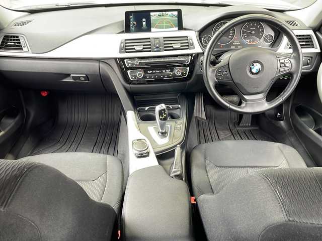 ＢＭＷ ３１８ｉ 静岡県 2017(平29)年 8.7万km アルピンホワイトⅢ 純正メモリナビ/・CD/・DVD/・フルセグＴＶ/・Bluetooth/・USB/・AM/・FM/主要装備/・衝突軽減/・レーンキープ/・クルコン/・コーナーセンサー後/・バックカメラ/・BSM/・ETC/・ドラレコ前後/・パワーシートD/N席/・純正フロアマット/・純正アルミホイール/・LEDヘッドライト/・オートライト/・フォグランプ/・スペアキー1本/・ステリモ