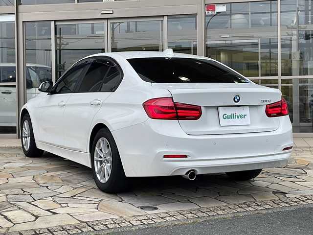 ＢＭＷ ３１８ｉ 静岡県 2017(平29)年 8.7万km アルピンホワイトⅢ 純正メモリナビ/・CD/・DVD/・フルセグＴＶ/・Bluetooth/・USB/・AM/・FM/主要装備/・衝突軽減/・レーンキープ/・クルコン/・コーナーセンサー後/・バックカメラ/・BSM/・ETC/・ドラレコ前後/・パワーシートD/N席/・純正フロアマット/・純正アルミホイール/・LEDヘッドライト/・オートライト/・フォグランプ/・スペアキー1本/・ステリモ