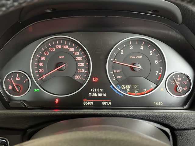 ＢＭＷ ３１８ｉ 静岡県 2017(平29)年 8.7万km アルピンホワイトⅢ 純正メモリナビ/・CD/・DVD/・フルセグＴＶ/・Bluetooth/・USB/・AM/・FM/主要装備/・衝突軽減/・レーンキープ/・クルコン/・コーナーセンサー後/・バックカメラ/・BSM/・ETC/・ドラレコ前後/・パワーシートD/N席/・純正フロアマット/・純正アルミホイール/・LEDヘッドライト/・オートライト/・フォグランプ/・スペアキー1本/・ステリモ