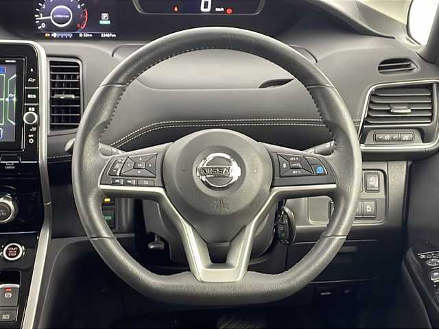 日産 セレナ ハイウェイスターVセレクションⅡ 愛知県 2019(平31)年 2.4万km ブリリアントホワイトパール  純正9インチナビ　/ プロパイロット/ CD DVD Blu-ray / フルセグTV Bluetooth USB SD FM AM / ハンズフリー両側パワースライドドア/ インテリジェントアラウンドビューモニター/ インテリジェントエマージェンシーブレーキシステム/ アダプティブクルーズコントロール/ アドバンスドライブアシストディスプレイ / ビルトインETC/ 前方ドライブレコーダー/ LEDオートヘッドライト/ オートハイビームシステム/ 純正フォグランプ/ 前後コーナーセンサー/ インテリジェントルームミラー/ 踏み間違い衝突防止アシスト/ 標識検知機能/ 車線逸脱防止支援システム / 電動パーキングブレーキ/ 純正フロアマット/ スーパーUVカット断熱ガラス/ 電動格納ウインカーミラー/ セカンドシートロールサンシェード/ ISOFIX/ 保証書/ 取扱説明書/ スマートキー/ スペアキー/ カードキー