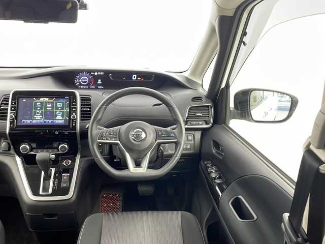 日産 セレナ ハイウェイスターVセレクションⅡ 愛知県 2019(平31)年 2.4万km ブリリアントホワイトパール  純正9インチナビ　/ プロパイロット/ CD DVD Blu-ray / フルセグTV Bluetooth USB SD FM AM / ハンズフリー両側パワースライドドア/ インテリジェントアラウンドビューモニター/ インテリジェントエマージェンシーブレーキシステム/ アダプティブクルーズコントロール/ アドバンスドライブアシストディスプレイ / ビルトインETC/ 前方ドライブレコーダー/ LEDオートヘッドライト/ オートハイビームシステム/ 純正フォグランプ/ 前後コーナーセンサー/ インテリジェントルームミラー/ 踏み間違い衝突防止アシスト/ 標識検知機能/ 車線逸脱防止支援システム / 電動パーキングブレーキ/ 純正フロアマット/ スーパーUVカット断熱ガラス/ 電動格納ウインカーミラー/ セカンドシートロールサンシェード/ ISOFIX/ 保証書/ 取扱説明書/ スマートキー/ スペアキー/ カードキー