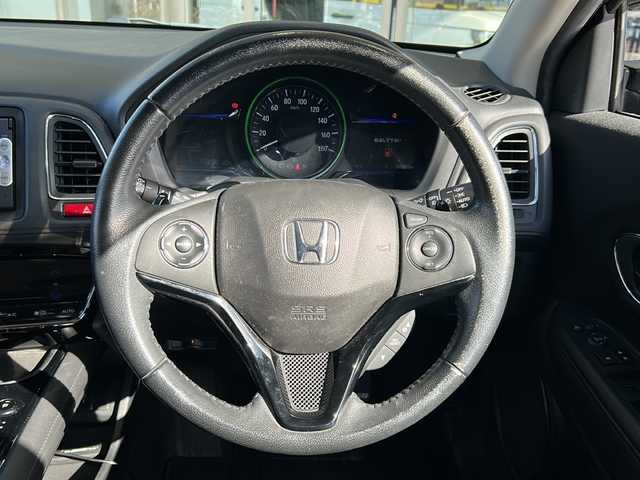 ホンダ ヴェゼル ハイブリッド X 静岡県 2014(平26)年 9.5万km ルーセブラックM 純正メモリナビ/・CD/・DVD/・フルセグＴＶ/・Bluetooth/・USB/・AM/・FM/主要装備/・衝突軽減/・レーンキープ/・クルコン/・バックカメラ/・ETC/・ドラレコ前後/・パドルシフト/・ステリモ/・LEDヘッドライト/・オートライト/・オートハイビーム/・フォグランプ/・純正フロアマット/・純正アルミホイール/・電動パーキングブレーキ/・オートホールド