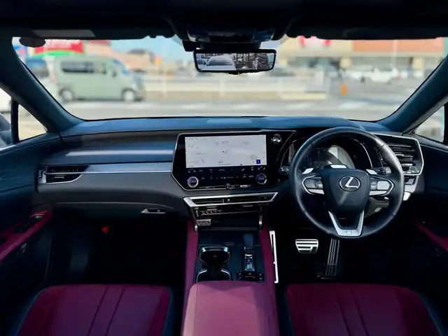 レクサス ＲＸ 350 Fスポーツ 滋賀県 2024(令6)年 0.4万km ホワイトノーヴァガラスフレーク ワンオーナー/パノラマルーフ（チルト&スライド式）/ルーフレール/デジタルインナーミラー/純正フロアマット/14インチタッチディスプレイオーディオplus/　コネクティッドナビ対応/　フルセグ Bluetooth AM FM /パノラミックビューモニター（床下透過表示機能付）/レザーシート（赤）/Lexus チームメイト/Lexus Safety Sense +/プリクラッシュセーフティ/レーンディパーチャーアラート/レーントレーシングアシスト/レーンチェンジアシスト/レーダークルーズコントロール/ブレードスキャン アダプティブハイビームシステム/ロードサインアシスト/発進遅れ告知機能/ドライバー異常時対応システム/ドライバーモニター連携/フロントクロストラフィックアラート/プロアクティブドライビングアシスト/ブラインドスポットモニター/クリアランスソナー/ナノイーX/ビルトインETC2.0/純正21インチアルミ/スマートキー×2/プッシュスタート/