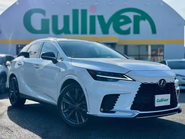 レクサス ＲＸ 350 Fスポーツ 滋賀県 2024(令6)年 0.4万km ホワイトノーヴァガラスフレーク ワンオーナー/パノラマルーフ（チルト&スライド式）/ルーフレール/デジタルインナーミラー/純正フロアマット/14インチタッチディスプレイオーディオplus/　コネクティッドナビ対応/　フルセグ Bluetooth AM FM /パノラミックビューモニター（床下透過表示機能付）/レザーシート（赤）/Lexus チームメイト/Lexus Safety Sense +/プリクラッシュセーフティ/レーンディパーチャーアラート/レーントレーシングアシスト/レーンチェンジアシスト/レーダークルーズコントロール/ブレードスキャン アダプティブハイビームシステム/ロードサインアシスト/発進遅れ告知機能/ドライバー異常時対応システム/ドライバーモニター連携/フロントクロストラフィックアラート/プロアクティブドライビングアシスト/ブラインドスポットモニター/クリアランスソナー/ナノイーX/ビルトインETC2.0/純正21インチアルミ/スマートキー×2/プッシュスタート/
