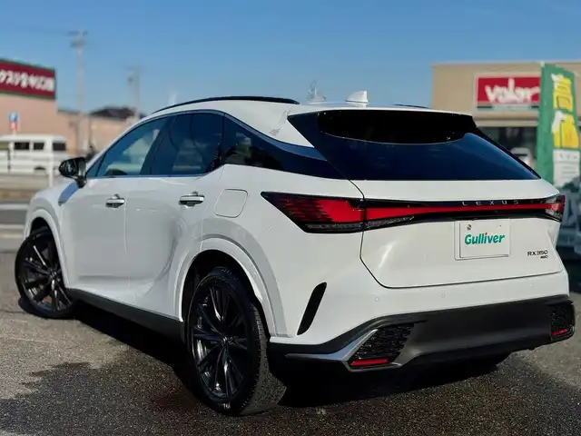 レクサス ＲＸ 350 Fスポーツ 滋賀県 2024(令6)年 0.4万km ホワイトノーヴァガラスフレーク ワンオーナー/パノラマルーフ（チルト&スライド式）/ルーフレール/デジタルインナーミラー/純正フロアマット/14インチタッチディスプレイオーディオplus/　コネクティッドナビ対応/　フルセグ Bluetooth AM FM /パノラミックビューモニター（床下透過表示機能付）/レザーシート（赤）/Lexus チームメイト/Lexus Safety Sense +/プリクラッシュセーフティ/レーンディパーチャーアラート/レーントレーシングアシスト/レーンチェンジアシスト/レーダークルーズコントロール/ブレードスキャン アダプティブハイビームシステム/ロードサインアシスト/発進遅れ告知機能/ドライバー異常時対応システム/ドライバーモニター連携/フロントクロストラフィックアラート/プロアクティブドライビングアシスト/ブラインドスポットモニター/クリアランスソナー/ナノイーX/ビルトインETC2.0/純正21インチアルミ/スマートキー×2/プッシュスタート/