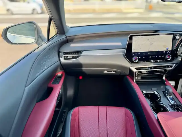 レクサス ＲＸ 350 Fスポーツ 滋賀県 2024(令6)年 0.4万km ホワイトノーヴァガラスフレーク ワンオーナー/パノラマルーフ（チルト&スライド式）/ルーフレール/デジタルインナーミラー/純正フロアマット/14インチタッチディスプレイオーディオplus/　コネクティッドナビ対応/　フルセグ Bluetooth AM FM /パノラミックビューモニター（床下透過表示機能付）/レザーシート（赤）/Lexus チームメイト/Lexus Safety Sense +/プリクラッシュセーフティ/レーンディパーチャーアラート/レーントレーシングアシスト/レーンチェンジアシスト/レーダークルーズコントロール/ブレードスキャン アダプティブハイビームシステム/ロードサインアシスト/発進遅れ告知機能/ドライバー異常時対応システム/ドライバーモニター連携/フロントクロストラフィックアラート/プロアクティブドライビングアシスト/ブラインドスポットモニター/クリアランスソナー/ナノイーX/ビルトインETC2.0/純正21インチアルミ/スマートキー×2/プッシュスタート/