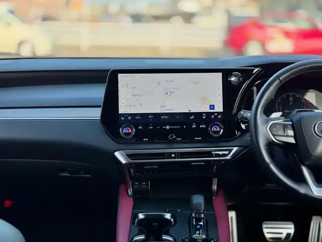 レクサス ＲＸ 350 Fスポーツ 滋賀県 2024(令6)年 0.4万km ホワイトノーヴァガラスフレーク ワンオーナー/パノラマルーフ（チルト&スライド式）/ルーフレール/デジタルインナーミラー/純正フロアマット/14インチタッチディスプレイオーディオplus/　コネクティッドナビ対応/　フルセグ Bluetooth AM FM /パノラミックビューモニター（床下透過表示機能付）/レザーシート（赤）/Lexus チームメイト/Lexus Safety Sense +/プリクラッシュセーフティ/レーンディパーチャーアラート/レーントレーシングアシスト/レーンチェンジアシスト/レーダークルーズコントロール/ブレードスキャン アダプティブハイビームシステム/ロードサインアシスト/発進遅れ告知機能/ドライバー異常時対応システム/ドライバーモニター連携/フロントクロストラフィックアラート/プロアクティブドライビングアシスト/ブラインドスポットモニター/クリアランスソナー/ナノイーX/ビルトインETC2.0/純正21インチアルミ/スマートキー×2/プッシュスタート/