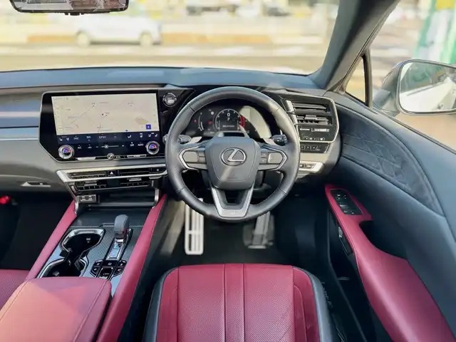 レクサス ＲＸ 350 Fスポーツ 滋賀県 2024(令6)年 0.4万km ホワイトノーヴァガラスフレーク ワンオーナー/パノラマルーフ（チルト&スライド式）/ルーフレール/デジタルインナーミラー/純正フロアマット/14インチタッチディスプレイオーディオplus/　コネクティッドナビ対応/　フルセグ Bluetooth AM FM /パノラミックビューモニター（床下透過表示機能付）/レザーシート（赤）/Lexus チームメイト/Lexus Safety Sense +/プリクラッシュセーフティ/レーンディパーチャーアラート/レーントレーシングアシスト/レーンチェンジアシスト/レーダークルーズコントロール/ブレードスキャン アダプティブハイビームシステム/ロードサインアシスト/発進遅れ告知機能/ドライバー異常時対応システム/ドライバーモニター連携/フロントクロストラフィックアラート/プロアクティブドライビングアシスト/ブラインドスポットモニター/クリアランスソナー/ナノイーX/ビルトインETC2.0/純正21インチアルミ/スマートキー×2/プッシュスタート/