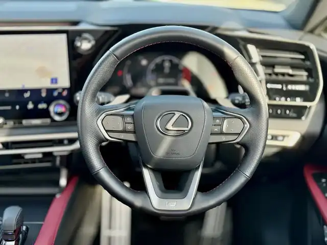 レクサス ＲＸ 350 Fスポーツ 滋賀県 2024(令6)年 0.4万km ホワイトノーヴァガラスフレーク ワンオーナー/パノラマルーフ（チルト&スライド式）/ルーフレール/デジタルインナーミラー/純正フロアマット/14インチタッチディスプレイオーディオplus/　コネクティッドナビ対応/　フルセグ Bluetooth AM FM /パノラミックビューモニター（床下透過表示機能付）/レザーシート（赤）/Lexus チームメイト/Lexus Safety Sense +/プリクラッシュセーフティ/レーンディパーチャーアラート/レーントレーシングアシスト/レーンチェンジアシスト/レーダークルーズコントロール/ブレードスキャン アダプティブハイビームシステム/ロードサインアシスト/発進遅れ告知機能/ドライバー異常時対応システム/ドライバーモニター連携/フロントクロストラフィックアラート/プロアクティブドライビングアシスト/ブラインドスポットモニター/クリアランスソナー/ナノイーX/ビルトインETC2.0/純正21インチアルミ/スマートキー×2/プッシュスタート/