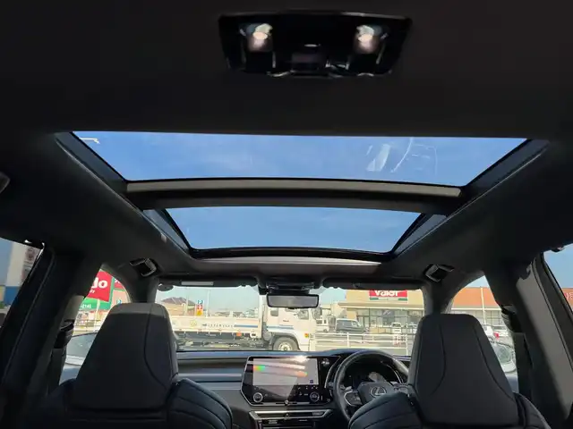 レクサス ＲＸ 350 Fスポーツ 滋賀県 2024(令6)年 0.4万km ホワイトノーヴァガラスフレーク ワンオーナー/パノラマルーフ（チルト&スライド式）/ルーフレール/デジタルインナーミラー/純正フロアマット/14インチタッチディスプレイオーディオplus/　コネクティッドナビ対応/　フルセグ Bluetooth AM FM /パノラミックビューモニター（床下透過表示機能付）/レザーシート（赤）/Lexus チームメイト/Lexus Safety Sense +/プリクラッシュセーフティ/レーンディパーチャーアラート/レーントレーシングアシスト/レーンチェンジアシスト/レーダークルーズコントロール/ブレードスキャン アダプティブハイビームシステム/ロードサインアシスト/発進遅れ告知機能/ドライバー異常時対応システム/ドライバーモニター連携/フロントクロストラフィックアラート/プロアクティブドライビングアシスト/ブラインドスポットモニター/クリアランスソナー/ナノイーX/ビルトインETC2.0/純正21インチアルミ/スマートキー×2/プッシュスタート/