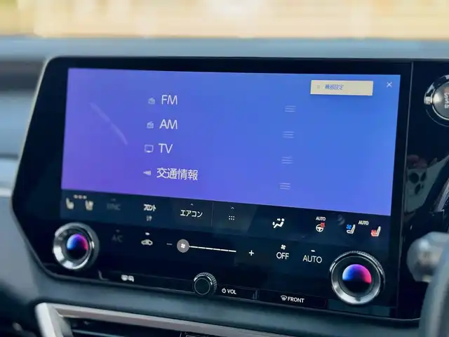 レクサス ＲＸ 350 Fスポーツ 滋賀県 2024(令6)年 0.4万km ホワイトノーヴァガラスフレーク ワンオーナー/パノラマルーフ（チルト&スライド式）/ルーフレール/デジタルインナーミラー/純正フロアマット/14インチタッチディスプレイオーディオplus/　コネクティッドナビ対応/　フルセグ Bluetooth AM FM /パノラミックビューモニター（床下透過表示機能付）/レザーシート（赤）/Lexus チームメイト/Lexus Safety Sense +/プリクラッシュセーフティ/レーンディパーチャーアラート/レーントレーシングアシスト/レーンチェンジアシスト/レーダークルーズコントロール/ブレードスキャン アダプティブハイビームシステム/ロードサインアシスト/発進遅れ告知機能/ドライバー異常時対応システム/ドライバーモニター連携/フロントクロストラフィックアラート/プロアクティブドライビングアシスト/ブラインドスポットモニター/クリアランスソナー/ナノイーX/ビルトインETC2.0/純正21インチアルミ/スマートキー×2/プッシュスタート/