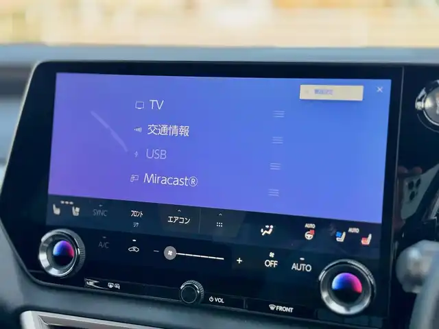 レクサス ＲＸ 350 Fスポーツ 滋賀県 2024(令6)年 0.4万km ホワイトノーヴァガラスフレーク ワンオーナー/パノラマルーフ（チルト&スライド式）/ルーフレール/デジタルインナーミラー/純正フロアマット/14インチタッチディスプレイオーディオplus/　コネクティッドナビ対応/　フルセグ Bluetooth AM FM /パノラミックビューモニター（床下透過表示機能付）/レザーシート（赤）/Lexus チームメイト/Lexus Safety Sense +/プリクラッシュセーフティ/レーンディパーチャーアラート/レーントレーシングアシスト/レーンチェンジアシスト/レーダークルーズコントロール/ブレードスキャン アダプティブハイビームシステム/ロードサインアシスト/発進遅れ告知機能/ドライバー異常時対応システム/ドライバーモニター連携/フロントクロストラフィックアラート/プロアクティブドライビングアシスト/ブラインドスポットモニター/クリアランスソナー/ナノイーX/ビルトインETC2.0/純正21インチアルミ/スマートキー×2/プッシュスタート/