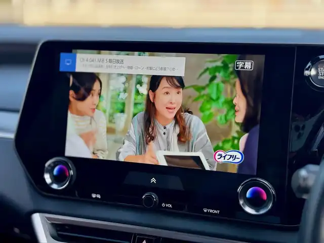 レクサス ＲＸ 350 Fスポーツ 滋賀県 2024(令6)年 0.4万km ホワイトノーヴァガラスフレーク ワンオーナー/パノラマルーフ（チルト&スライド式）/ルーフレール/デジタルインナーミラー/純正フロアマット/14インチタッチディスプレイオーディオplus/　コネクティッドナビ対応/　フルセグ Bluetooth AM FM /パノラミックビューモニター（床下透過表示機能付）/レザーシート（赤）/Lexus チームメイト/Lexus Safety Sense +/プリクラッシュセーフティ/レーンディパーチャーアラート/レーントレーシングアシスト/レーンチェンジアシスト/レーダークルーズコントロール/ブレードスキャン アダプティブハイビームシステム/ロードサインアシスト/発進遅れ告知機能/ドライバー異常時対応システム/ドライバーモニター連携/フロントクロストラフィックアラート/プロアクティブドライビングアシスト/ブラインドスポットモニター/クリアランスソナー/ナノイーX/ビルトインETC2.0/純正21インチアルミ/スマートキー×2/プッシュスタート/