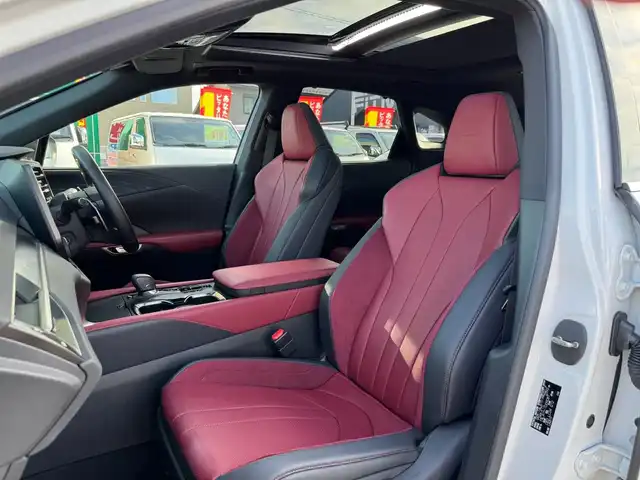 レクサス ＲＸ 350 Fスポーツ 滋賀県 2024(令6)年 0.4万km ホワイトノーヴァガラスフレーク ワンオーナー/パノラマルーフ（チルト&スライド式）/ルーフレール/デジタルインナーミラー/純正フロアマット/14インチタッチディスプレイオーディオplus/　コネクティッドナビ対応/　フルセグ Bluetooth AM FM /パノラミックビューモニター（床下透過表示機能付）/レザーシート（赤）/Lexus チームメイト/Lexus Safety Sense +/プリクラッシュセーフティ/レーンディパーチャーアラート/レーントレーシングアシスト/レーンチェンジアシスト/レーダークルーズコントロール/ブレードスキャン アダプティブハイビームシステム/ロードサインアシスト/発進遅れ告知機能/ドライバー異常時対応システム/ドライバーモニター連携/フロントクロストラフィックアラート/プロアクティブドライビングアシスト/ブラインドスポットモニター/クリアランスソナー/ナノイーX/ビルトインETC2.0/純正21インチアルミ/スマートキー×2/プッシュスタート/