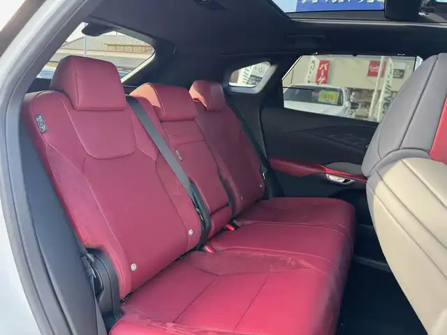 レクサス ＲＸ 350 Fスポーツ 滋賀県 2024(令6)年 0.4万km ホワイトノーヴァガラスフレーク ワンオーナー/パノラマルーフ（チルト&スライド式）/ルーフレール/デジタルインナーミラー/純正フロアマット/14インチタッチディスプレイオーディオplus/　コネクティッドナビ対応/　フルセグ Bluetooth AM FM /パノラミックビューモニター（床下透過表示機能付）/レザーシート（赤）/Lexus チームメイト/Lexus Safety Sense +/プリクラッシュセーフティ/レーンディパーチャーアラート/レーントレーシングアシスト/レーンチェンジアシスト/レーダークルーズコントロール/ブレードスキャン アダプティブハイビームシステム/ロードサインアシスト/発進遅れ告知機能/ドライバー異常時対応システム/ドライバーモニター連携/フロントクロストラフィックアラート/プロアクティブドライビングアシスト/ブラインドスポットモニター/クリアランスソナー/ナノイーX/ビルトインETC2.0/純正21インチアルミ/スマートキー×2/プッシュスタート/
