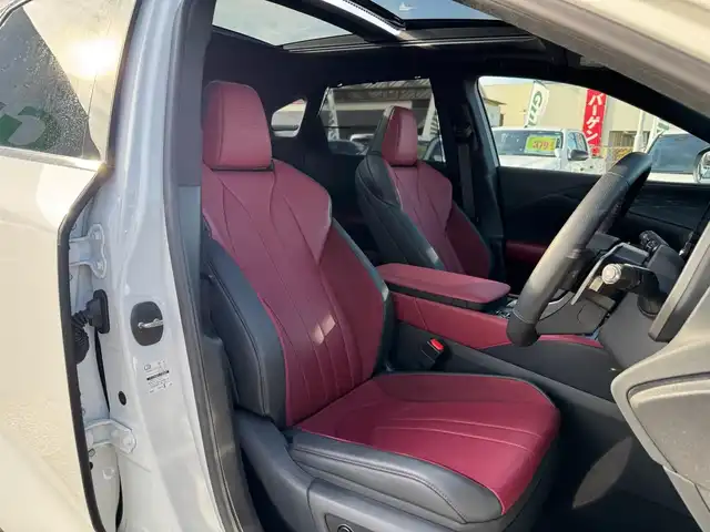 レクサス ＲＸ 350 Fスポーツ 滋賀県 2024(令6)年 0.4万km ホワイトノーヴァガラスフレーク ワンオーナー/パノラマルーフ（チルト&スライド式）/ルーフレール/デジタルインナーミラー/純正フロアマット/14インチタッチディスプレイオーディオplus/　コネクティッドナビ対応/　フルセグ Bluetooth AM FM /パノラミックビューモニター（床下透過表示機能付）/レザーシート（赤）/Lexus チームメイト/Lexus Safety Sense +/プリクラッシュセーフティ/レーンディパーチャーアラート/レーントレーシングアシスト/レーンチェンジアシスト/レーダークルーズコントロール/ブレードスキャン アダプティブハイビームシステム/ロードサインアシスト/発進遅れ告知機能/ドライバー異常時対応システム/ドライバーモニター連携/フロントクロストラフィックアラート/プロアクティブドライビングアシスト/ブラインドスポットモニター/クリアランスソナー/ナノイーX/ビルトインETC2.0/純正21インチアルミ/スマートキー×2/プッシュスタート/