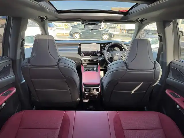 レクサス ＲＸ 350 Fスポーツ 滋賀県 2024(令6)年 0.4万km ホワイトノーヴァガラスフレーク ワンオーナー/パノラマルーフ（チルト&スライド式）/ルーフレール/デジタルインナーミラー/純正フロアマット/14インチタッチディスプレイオーディオplus/　コネクティッドナビ対応/　フルセグ Bluetooth AM FM /パノラミックビューモニター（床下透過表示機能付）/レザーシート（赤）/Lexus チームメイト/Lexus Safety Sense +/プリクラッシュセーフティ/レーンディパーチャーアラート/レーントレーシングアシスト/レーンチェンジアシスト/レーダークルーズコントロール/ブレードスキャン アダプティブハイビームシステム/ロードサインアシスト/発進遅れ告知機能/ドライバー異常時対応システム/ドライバーモニター連携/フロントクロストラフィックアラート/プロアクティブドライビングアシスト/ブラインドスポットモニター/クリアランスソナー/ナノイーX/ビルトインETC2.0/純正21インチアルミ/スマートキー×2/プッシュスタート/