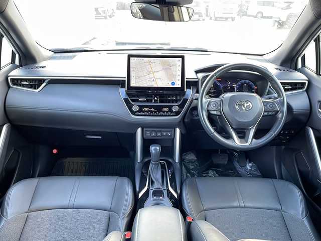 トヨタ カローラ クロス ハイブリッド Z 道北・旭川 2023(令5)年 2.3万km アティチュードブラックマイカ/プラチナホワイトパールマイカ /ワンオーナー　//４ＷＤ　//禁煙車　//寒冷地仕様　//10.5インチディスプレイオーディオPlus　//純正ナビ・フルセグ・ＢＴ//純正ドライブレコーダー（前後）//ハーフレザーシート//Ｄ席パワーシート//前席シートヒーター//全方位カメラ//トヨタチームメイト//パワーバックドア//ハンズフリーバックドア//社外１６インチアルミ冬タイヤ//純正１８インチアルミ夏積込（7分）//純正エンジンスターター//トヨタセーフティセンス//レーンデパーチャーアラート//ブラインドスポットモニター//プリクラッシュセーフティ//プロアクティブドライビングアシスト//リアクロストラフィックアラート//パーキングサポートブレーキ//リヤカメラディテクション//ロードサインアシスト//先行車発進お知らせ//レーダークルーズコントロール//オートマチックハイビーム//安心降車アシスト//ブレーキホールド//ステアリングヒーター//ＬＥＤヘッドライト//フォグライト・リアフォグライト//オートライト・オートワイパー//クリアランスソナー//ビルトインＥＴＣ2.0//社外ゴムマット//保証書・取説