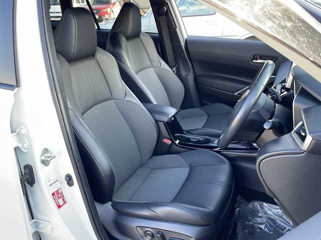 トヨタ カローラ クロス ハイブリッド Z 道北・旭川 2023(令5)年 2.3万km アティチュードブラックマイカ/プラチナホワイトパールマイカ /ワンオーナー　//４ＷＤ　//禁煙車　//寒冷地仕様　//10.5インチディスプレイオーディオPlus　//純正ナビ・フルセグ・ＢＴ//純正ドライブレコーダー（前後）//ハーフレザーシート//Ｄ席パワーシート//前席シートヒーター//全方位カメラ//トヨタチームメイト//パワーバックドア//ハンズフリーバックドア//社外１６インチアルミ冬タイヤ//純正１８インチアルミ夏積込（7分）//純正エンジンスターター//トヨタセーフティセンス//レーンデパーチャーアラート//ブラインドスポットモニター//プリクラッシュセーフティ//プロアクティブドライビングアシスト//リアクロストラフィックアラート//パーキングサポートブレーキ//リヤカメラディテクション//ロードサインアシスト//先行車発進お知らせ//レーダークルーズコントロール//オートマチックハイビーム//安心降車アシスト//ブレーキホールド//ステアリングヒーター//ＬＥＤヘッドライト//フォグライト・リアフォグライト//オートライト・オートワイパー//クリアランスソナー//ビルトインＥＴＣ2.0//社外ゴムマット//保証書・取説