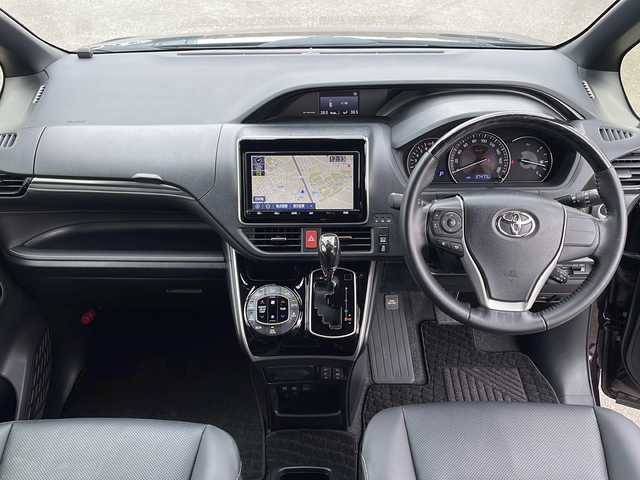 トヨタ エスクァイア Gi 青森県 2019(令1)年 3.8万km ボルドーマイカメタリック ・４WD/・純正フルセグナビTV/・AM/FM/Bluetooth/CD/・D＋N席シートヒーター/・両側パワースライドドア/・寒冷地仕様/・クルーズコントロール/・USBソケット/・HDMIソケット/・レーンキープアシスト/・衝突軽減装置/・アイドリングストップ/・フリップダウンモニター/・純正ドアバイザー/・ステアリングリモコン/・ビルトインETC2.0/・純正フロアマット/・レザーシート/・8人乗り/・前後ドライブレコーダー/・保証書/・取扱説明書