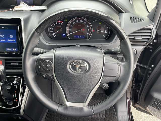 トヨタ エスクァイア Gi 青森県 2019(令1)年 3.8万km ボルドーマイカメタリック ・４WD/・純正フルセグナビTV/・AM/FM/Bluetooth/CD/・D＋N席シートヒーター/・両側パワースライドドア/・寒冷地仕様/・クルーズコントロール/・USBソケット/・HDMIソケット/・レーンキープアシスト/・衝突軽減装置/・アイドリングストップ/・フリップダウンモニター/・純正ドアバイザー/・ステアリングリモコン/・ビルトインETC2.0/・純正フロアマット/・レザーシート/・8人乗り/・前後ドライブレコーダー/・保証書/・取扱説明書