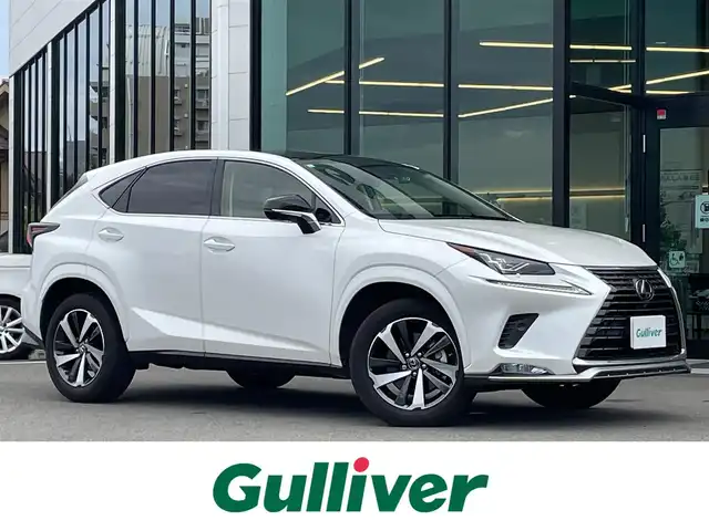 レクサス ＮＸ 300 スパイス&シック 東京都 2021(令3)年 2.5万km ソニッククォーツ ワンオーナー/Lexus Safety System +/・レーダークルーズコントロール/・AHS(アダプティブハイビームシステム）/・AHB(オートマチックハイビーム)/・PCS（プリクラッシュセーフティ）/・LTA（レーントレーシングアシスト）/・LDA（レーンディパーチャーアラート）/・PDA（プロアクティブドライビングアシスト）/・RSA (ロードサインアシスト)/LEXUS純正10.3インチナビ/・Bluetooth接続/・フルセグTV/パノラミックビューモニター/ガラスルーフ（パノラマルーフ）/アイドリングストップ/前後ドライブレコーダー（DC-DR652）/運転席シートメモリー機能/D/N席パワーシート/D/N席シートヒーター・エアシート/ステアリングヒーター/ETC2.0/純正フロアマット/純正18インチアルミホイール/スマートキー/スペアキー/保証書/取扱説明書