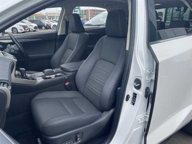 レクサス ＮＸ 300 スパイス&シック 東京都 2021(令3)年 2.5万km ソニッククォーツ ワンオーナー/Lexus Safety System +/・レーダークルーズコントロール/・AHS(アダプティブハイビームシステム）/・AHB(オートマチックハイビーム)/・PCS（プリクラッシュセーフティ）/・LTA（レーントレーシングアシスト）/・LDA（レーンディパーチャーアラート）/・PDA（プロアクティブドライビングアシスト）/・RSA (ロードサインアシスト)/LEXUS純正10.3インチナビ/・Bluetooth接続/・フルセグTV/パノラミックビューモニター/ガラスルーフ（パノラマルーフ）/アイドリングストップ/前後ドライブレコーダー（DC-DR652）/運転席シートメモリー機能/D/N席パワーシート/D/N席シートヒーター・エアシート/ステアリングヒーター/ETC2.0/純正フロアマット/純正18インチアルミホイール/スマートキー/スペアキー/保証書/取扱説明書
