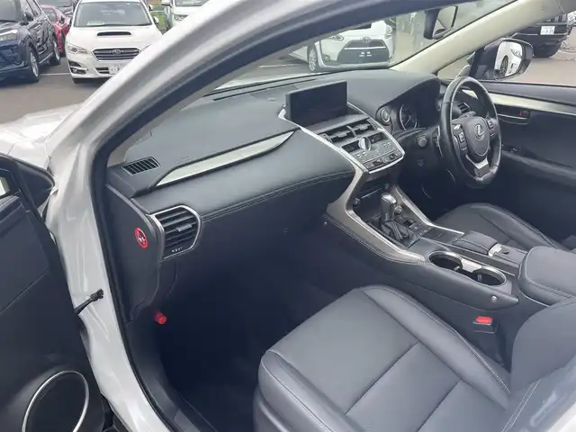レクサス ＮＸ 300 スパイス&シック 東京都 2021(令3)年 2.5万km ソニッククォーツ ワンオーナー/Lexus Safety System +/・レーダークルーズコントロール/・AHS(アダプティブハイビームシステム）/・AHB(オートマチックハイビーム)/・PCS（プリクラッシュセーフティ）/・LTA（レーントレーシングアシスト）/・LDA（レーンディパーチャーアラート）/・PDA（プロアクティブドライビングアシスト）/・RSA (ロードサインアシスト)/LEXUS純正10.3インチナビ/・Bluetooth接続/・フルセグTV/パノラミックビューモニター/ガラスルーフ（パノラマルーフ）/アイドリングストップ/前後ドライブレコーダー（DC-DR652）/運転席シートメモリー機能/D/N席パワーシート/D/N席シートヒーター・エアシート/ステアリングヒーター/ETC2.0/純正フロアマット/純正18インチアルミホイール/スマートキー/スペアキー/保証書/取扱説明書