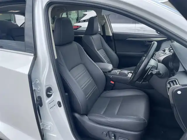 レクサス ＮＸ 300 スパイス&シック 東京都 2021(令3)年 2.5万km ソニッククォーツ ワンオーナー/Lexus Safety System +/・レーダークルーズコントロール/・AHS(アダプティブハイビームシステム）/・AHB(オートマチックハイビーム)/・PCS（プリクラッシュセーフティ）/・LTA（レーントレーシングアシスト）/・LDA（レーンディパーチャーアラート）/・PDA（プロアクティブドライビングアシスト）/・RSA (ロードサインアシスト)/LEXUS純正10.3インチナビ/・Bluetooth接続/・フルセグTV/パノラミックビューモニター/ガラスルーフ（パノラマルーフ）/アイドリングストップ/前後ドライブレコーダー（DC-DR652）/運転席シートメモリー機能/D/N席パワーシート/D/N席シートヒーター・エアシート/ステアリングヒーター/ETC2.0/純正フロアマット/純正18インチアルミホイール/スマートキー/スペアキー/保証書/取扱説明書