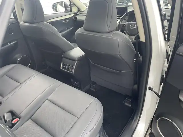 レクサス ＮＸ 300 スパイス&シック 東京都 2021(令3)年 2.5万km ソニッククォーツ ワンオーナー/Lexus Safety System +/・レーダークルーズコントロール/・AHS(アダプティブハイビームシステム）/・AHB(オートマチックハイビーム)/・PCS（プリクラッシュセーフティ）/・LTA（レーントレーシングアシスト）/・LDA（レーンディパーチャーアラート）/・PDA（プロアクティブドライビングアシスト）/・RSA (ロードサインアシスト)/LEXUS純正10.3インチナビ/・Bluetooth接続/・フルセグTV/パノラミックビューモニター/ガラスルーフ（パノラマルーフ）/アイドリングストップ/前後ドライブレコーダー（DC-DR652）/運転席シートメモリー機能/D/N席パワーシート/D/N席シートヒーター・エアシート/ステアリングヒーター/ETC2.0/純正フロアマット/純正18インチアルミホイール/スマートキー/スペアキー/保証書/取扱説明書