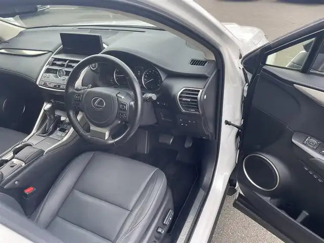 レクサス ＮＸ 300 スパイス&シック 東京都 2021(令3)年 2.5万km ソニッククォーツ ワンオーナー/Lexus Safety System +/・レーダークルーズコントロール/・AHS(アダプティブハイビームシステム）/・AHB(オートマチックハイビーム)/・PCS（プリクラッシュセーフティ）/・LTA（レーントレーシングアシスト）/・LDA（レーンディパーチャーアラート）/・PDA（プロアクティブドライビングアシスト）/・RSA (ロードサインアシスト)/LEXUS純正10.3インチナビ/・Bluetooth接続/・フルセグTV/パノラミックビューモニター/ガラスルーフ（パノラマルーフ）/アイドリングストップ/前後ドライブレコーダー（DC-DR652）/運転席シートメモリー機能/D/N席パワーシート/D/N席シートヒーター・エアシート/ステアリングヒーター/ETC2.0/純正フロアマット/純正18インチアルミホイール/スマートキー/スペアキー/保証書/取扱説明書