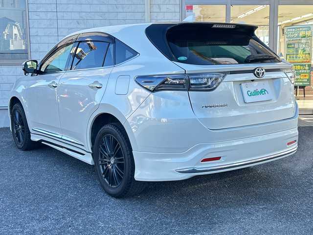 トヨタ ハリアー プレミアム 埼玉県 2017(平29)年 4.4万km ホワイトパールクリスタルシャイン 純正ナビ /(AM/FM/Bluetooth/フルセグ/DVD/CD/SD)/ETC　/バックカメラ　/ドラレコ/モデリスタエアロ　/4WD/積込純正AW19インチ(サマー)4本　/レーダー探知機　/イモビライザー　/パワーシート　/レーンキープアシスト　/電格ミラー　/アイドリング　/ISOFIX　/純正フロアマット/TRC/フォグランプ/LEDライト/プッシュスタート/パワーバックドア/オートライト/オートハイビーム/クルコン/ステアリングスイッチ/ドアバイザー/パワーステアリング/パワーウィンドウ/保証書/取扱説明書/スペアキー1本