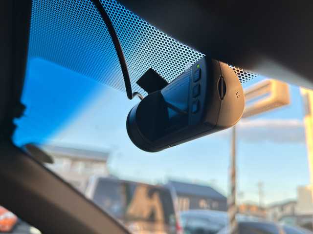 トヨタ ハリアー プレミアム 埼玉県 2017(平29)年 4.4万km ホワイトパールクリスタルシャイン 純正ナビ /(AM/FM/Bluetooth/フルセグ/DVD/CD/SD)/ETC　/バックカメラ　/ドラレコ/モデリスタエアロ　/4WD/積込純正AW19インチ(サマー)4本　/レーダー探知機　/イモビライザー　/パワーシート　/レーンキープアシスト　/電格ミラー　/アイドリング　/ISOFIX　/純正フロアマット/TRC/フォグランプ/LEDライト/プッシュスタート/パワーバックドア/オートライト/オートハイビーム/クルコン/ステアリングスイッチ/ドアバイザー/パワーステアリング/パワーウィンドウ/保証書/取扱説明書/スペアキー1本