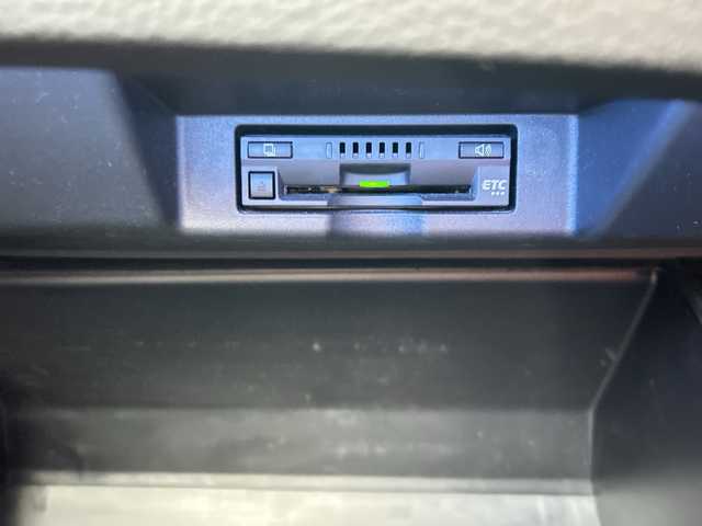 トヨタ ハリアー プレミアム 埼玉県 2017(平29)年 4.4万km ホワイトパールクリスタルシャイン 純正ナビ /(AM/FM/Bluetooth/フルセグ/DVD/CD/SD)/ETC　/バックカメラ　/ドラレコ/モデリスタエアロ　/4WD/積込純正AW19インチ(サマー)4本　/レーダー探知機　/イモビライザー　/パワーシート　/レーンキープアシスト　/電格ミラー　/アイドリング　/ISOFIX　/純正フロアマット/TRC/フォグランプ/LEDライト/プッシュスタート/パワーバックドア/オートライト/オートハイビーム/クルコン/ステアリングスイッチ/ドアバイザー/パワーステアリング/パワーウィンドウ/保証書/取扱説明書/スペアキー1本