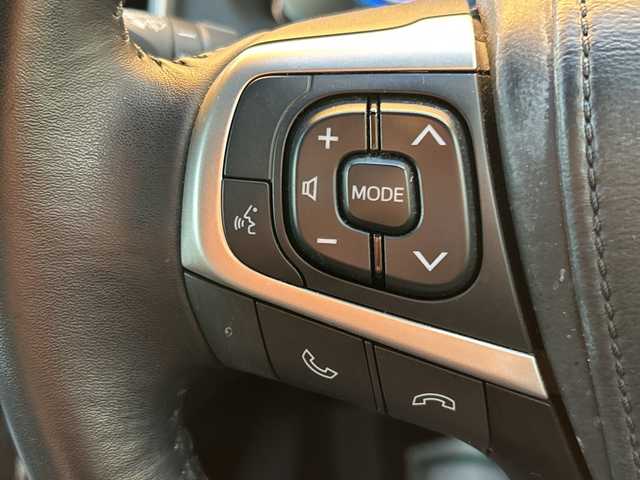 トヨタ ハリアー プレミアム 埼玉県 2017(平29)年 4.4万km ホワイトパールクリスタルシャイン 純正ナビ /(AM/FM/Bluetooth/フルセグ/DVD/CD/SD)/ETC　/バックカメラ　/ドラレコ/モデリスタエアロ　/4WD/積込純正AW19インチ(サマー)4本　/レーダー探知機　/イモビライザー　/パワーシート　/レーンキープアシスト　/電格ミラー　/アイドリング　/ISOFIX　/純正フロアマット/TRC/フォグランプ/LEDライト/プッシュスタート/パワーバックドア/オートライト/オートハイビーム/クルコン/ステアリングスイッチ/ドアバイザー/パワーステアリング/パワーウィンドウ/保証書/取扱説明書/スペアキー1本