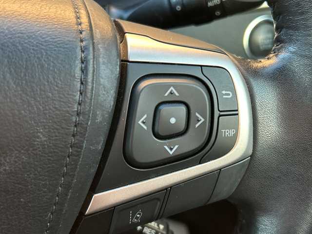 トヨタ ハリアー プレミアム 埼玉県 2017(平29)年 4.4万km ホワイトパールクリスタルシャイン 純正ナビ /(AM/FM/Bluetooth/フルセグ/DVD/CD/SD)/ETC　/バックカメラ　/ドラレコ/モデリスタエアロ　/4WD/積込純正AW19インチ(サマー)4本　/レーダー探知機　/イモビライザー　/パワーシート　/レーンキープアシスト　/電格ミラー　/アイドリング　/ISOFIX　/純正フロアマット/TRC/フォグランプ/LEDライト/プッシュスタート/パワーバックドア/オートライト/オートハイビーム/クルコン/ステアリングスイッチ/ドアバイザー/パワーステアリング/パワーウィンドウ/保証書/取扱説明書/スペアキー1本