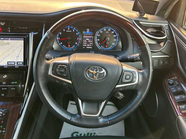 トヨタ ハリアー プレミアム 埼玉県 2017(平29)年 4.4万km ホワイトパールクリスタルシャイン 純正ナビ /(AM/FM/Bluetooth/フルセグ/DVD/CD/SD)/ETC　/バックカメラ　/ドラレコ/モデリスタエアロ　/4WD/積込純正AW19インチ(サマー)4本　/レーダー探知機　/イモビライザー　/パワーシート　/レーンキープアシスト　/電格ミラー　/アイドリング　/ISOFIX　/純正フロアマット/TRC/フォグランプ/LEDライト/プッシュスタート/パワーバックドア/オートライト/オートハイビーム/クルコン/ステアリングスイッチ/ドアバイザー/パワーステアリング/パワーウィンドウ/保証書/取扱説明書/スペアキー1本