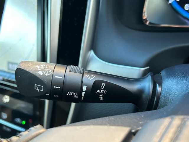 トヨタ ハリアー プレミアム 埼玉県 2017(平29)年 4.4万km ホワイトパールクリスタルシャイン 純正ナビ /(AM/FM/Bluetooth/フルセグ/DVD/CD/SD)/ETC　/バックカメラ　/ドラレコ/モデリスタエアロ　/4WD/積込純正AW19インチ(サマー)4本　/レーダー探知機　/イモビライザー　/パワーシート　/レーンキープアシスト　/電格ミラー　/アイドリング　/ISOFIX　/純正フロアマット/TRC/フォグランプ/LEDライト/プッシュスタート/パワーバックドア/オートライト/オートハイビーム/クルコン/ステアリングスイッチ/ドアバイザー/パワーステアリング/パワーウィンドウ/保証書/取扱説明書/スペアキー1本