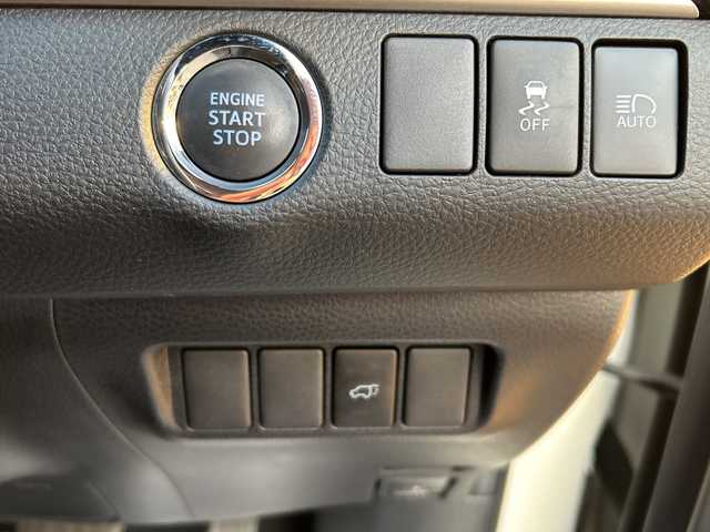 トヨタ ハリアー プレミアム 埼玉県 2017(平29)年 4.4万km ホワイトパールクリスタルシャイン 純正ナビ /(AM/FM/Bluetooth/フルセグ/DVD/CD/SD)/ETC　/バックカメラ　/ドラレコ/モデリスタエアロ　/4WD/積込純正AW19インチ(サマー)4本　/レーダー探知機　/イモビライザー　/パワーシート　/レーンキープアシスト　/電格ミラー　/アイドリング　/ISOFIX　/純正フロアマット/TRC/フォグランプ/LEDライト/プッシュスタート/パワーバックドア/オートライト/オートハイビーム/クルコン/ステアリングスイッチ/ドアバイザー/パワーステアリング/パワーウィンドウ/保証書/取扱説明書/スペアキー1本