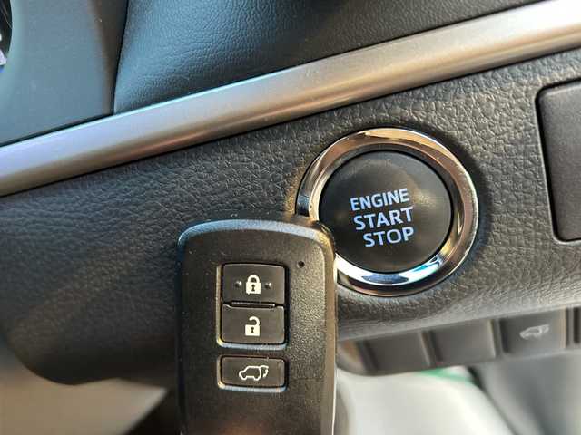 トヨタ ハリアー プレミアム 埼玉県 2017(平29)年 4.4万km ホワイトパールクリスタルシャイン 純正ナビ /(AM/FM/Bluetooth/フルセグ/DVD/CD/SD)/ETC　/バックカメラ　/ドラレコ/モデリスタエアロ　/4WD/積込純正AW19インチ(サマー)4本　/レーダー探知機　/イモビライザー　/パワーシート　/レーンキープアシスト　/電格ミラー　/アイドリング　/ISOFIX　/純正フロアマット/TRC/フォグランプ/LEDライト/プッシュスタート/パワーバックドア/オートライト/オートハイビーム/クルコン/ステアリングスイッチ/ドアバイザー/パワーステアリング/パワーウィンドウ/保証書/取扱説明書/スペアキー1本