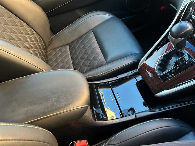 トヨタ ハリアー プレミアム 埼玉県 2017(平29)年 4.4万km ホワイトパールクリスタルシャイン 純正ナビ /(AM/FM/Bluetooth/フルセグ/DVD/CD/SD)/ETC　/バックカメラ　/ドラレコ/モデリスタエアロ　/4WD/積込純正AW19インチ(サマー)4本　/レーダー探知機　/イモビライザー　/パワーシート　/レーンキープアシスト　/電格ミラー　/アイドリング　/ISOFIX　/純正フロアマット/TRC/フォグランプ/LEDライト/プッシュスタート/パワーバックドア/オートライト/オートハイビーム/クルコン/ステアリングスイッチ/ドアバイザー/パワーステアリング/パワーウィンドウ/保証書/取扱説明書/スペアキー1本