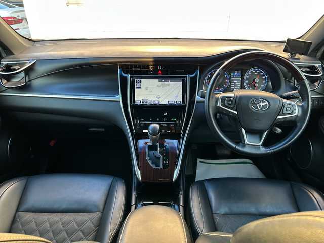 トヨタ ハリアー プレミアム 埼玉県 2017(平29)年 4.4万km ホワイトパールクリスタルシャイン 純正ナビ /(AM/FM/Bluetooth/フルセグ/DVD/CD/SD)/ETC　/バックカメラ　/ドラレコ/モデリスタエアロ　/4WD/積込純正AW19インチ(サマー)4本　/レーダー探知機　/イモビライザー　/パワーシート　/レーンキープアシスト　/電格ミラー　/アイドリング　/ISOFIX　/純正フロアマット/TRC/フォグランプ/LEDライト/プッシュスタート/パワーバックドア/オートライト/オートハイビーム/クルコン/ステアリングスイッチ/ドアバイザー/パワーステアリング/パワーウィンドウ/保証書/取扱説明書/スペアキー1本