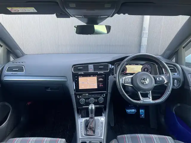 フォルクスワーゲン ゴルフ ＧＴＩ ダイナミック 香川県 2018(平30)年 4.4万km ピュアホワイト プリクラッシュブレーキシステム/レーンアシスト/ブラインドスポットモニター/純正ナビ/BT/USB/AUX/地デジ/AppleCarPlay/MirrorLink/ACC/スマートキー/パドルシフト/バックカメラ/F/Rコーナーセンサー/LEDヘッドライト/革巻きステアリング/ウィンカーミラー/オートライト/純正18インチアルミ