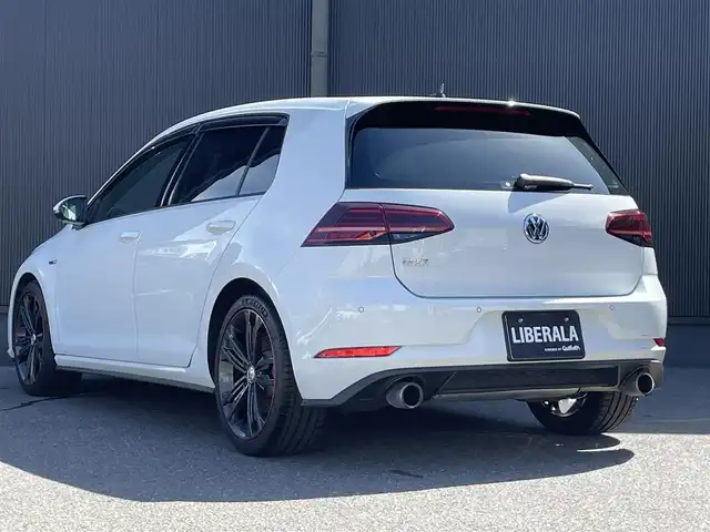 フォルクスワーゲン ゴルフ ＧＴＩ ダイナミック 香川県 2018(平30)年 4.4万km ピュアホワイト プリクラッシュブレーキシステム/レーンアシスト/ブラインドスポットモニター/純正ナビ/BT/USB/AUX/地デジ/AppleCarPlay/MirrorLink/ACC/スマートキー/パドルシフト/バックカメラ/F/Rコーナーセンサー/LEDヘッドライト/革巻きステアリング/ウィンカーミラー/オートライト/純正18インチアルミ