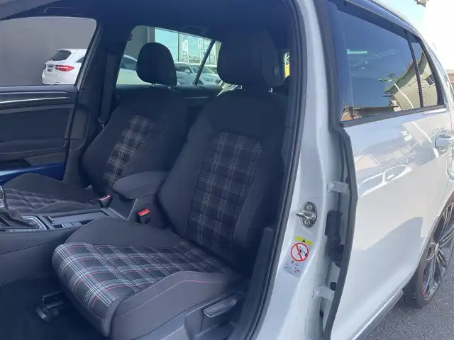 フォルクスワーゲン ゴルフ ＧＴＩ ダイナミック 香川県 2018(平30)年 4.4万km ピュアホワイト プリクラッシュブレーキシステム/レーンアシスト/ブラインドスポットモニター/純正ナビ/BT/USB/AUX/地デジ/AppleCarPlay/MirrorLink/ACC/スマートキー/パドルシフト/バックカメラ/F/Rコーナーセンサー/LEDヘッドライト/革巻きステアリング/ウィンカーミラー/オートライト/純正18インチアルミ