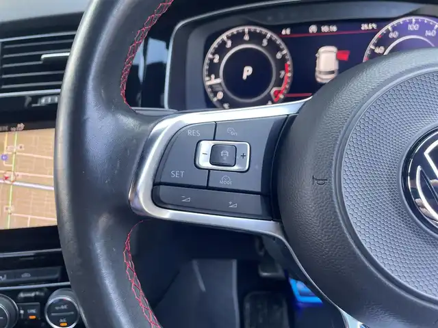 フォルクスワーゲン ゴルフ ＧＴＩ ダイナミック 香川県 2018(平30)年 4.4万km ピュアホワイト プリクラッシュブレーキシステム/レーンアシスト/ブラインドスポットモニター/純正ナビ/BT/USB/AUX/地デジ/AppleCarPlay/MirrorLink/ACC/スマートキー/パドルシフト/バックカメラ/F/Rコーナーセンサー/LEDヘッドライト/革巻きステアリング/ウィンカーミラー/オートライト/純正18インチアルミ