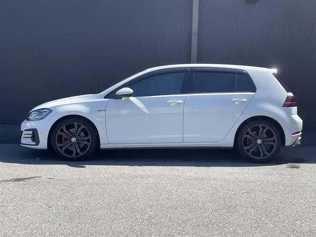 フォルクスワーゲン ゴルフ ＧＴＩ ダイナミック 香川県 2018(平30)年 4.4万km ピュアホワイト プリクラッシュブレーキシステム/レーンアシスト/ブラインドスポットモニター/純正ナビ/BT/USB/AUX/地デジ/AppleCarPlay/MirrorLink/ACC/スマートキー/パドルシフト/バックカメラ/F/Rコーナーセンサー/LEDヘッドライト/革巻きステアリング/ウィンカーミラー/オートライト/純正18インチアルミ